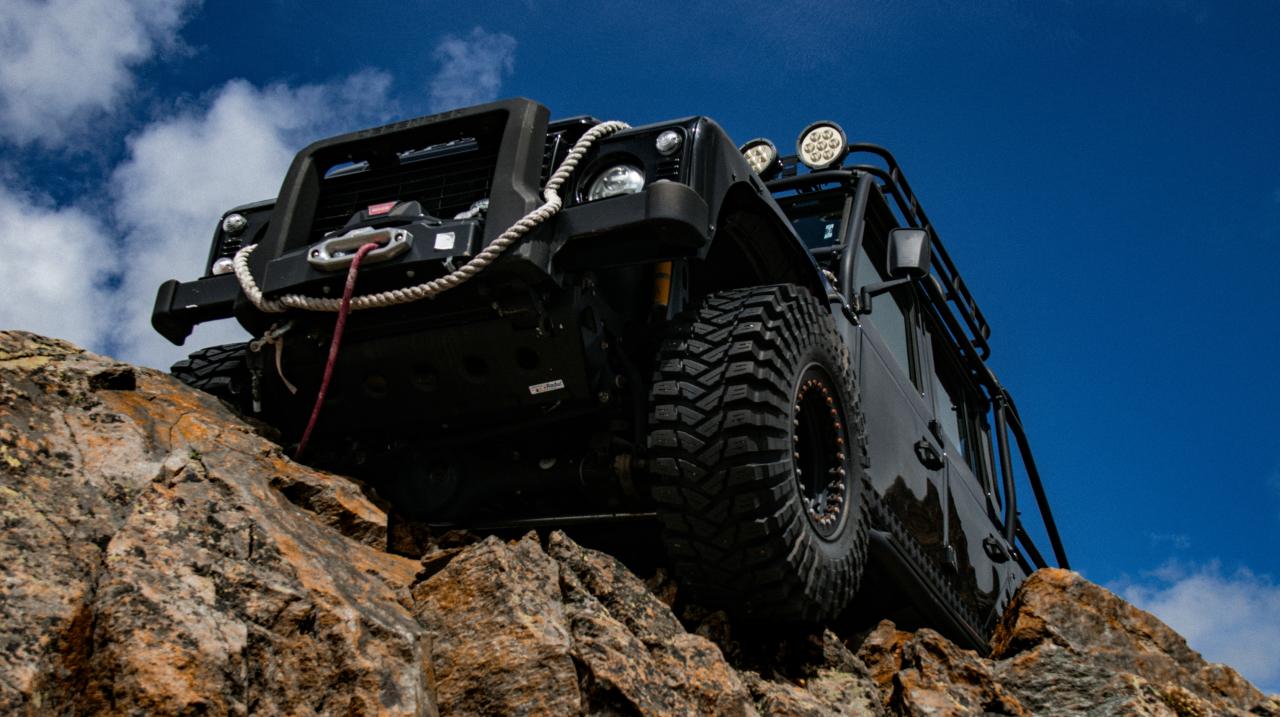 Sebuah jip hitam diparkir di bukit berbatu