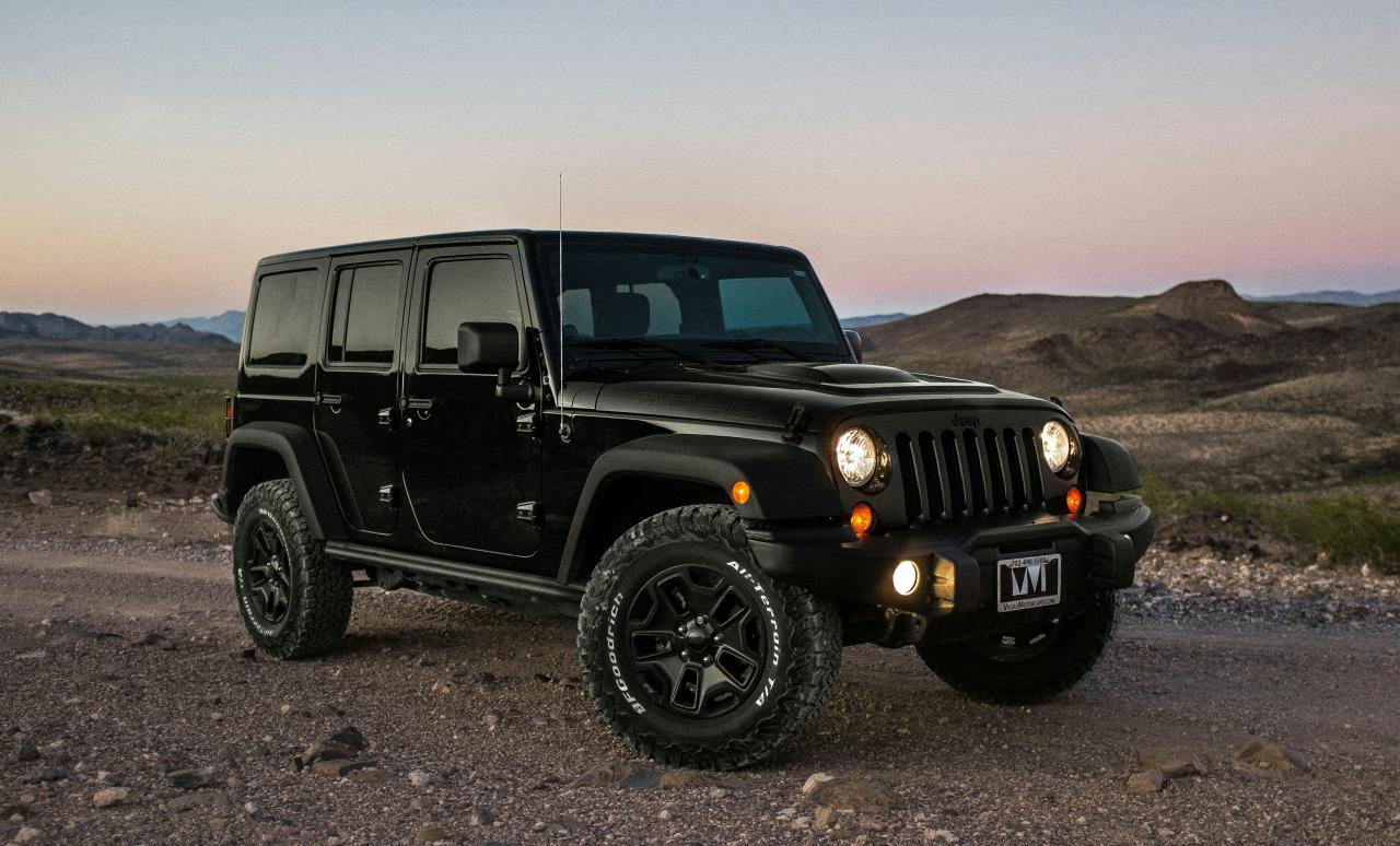 Jeep Wrangler hitam